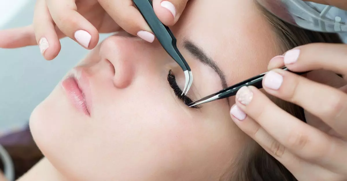 Best Glue for Volume Eyelash Extensions